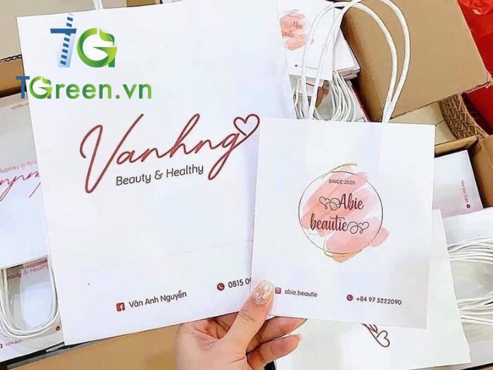 Túi giấy màu trắng in logo cửa hàng làm đẹp